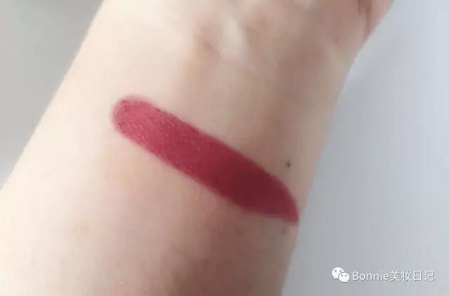 为什么我们种草的口红好看,为了口红铺了10层粉