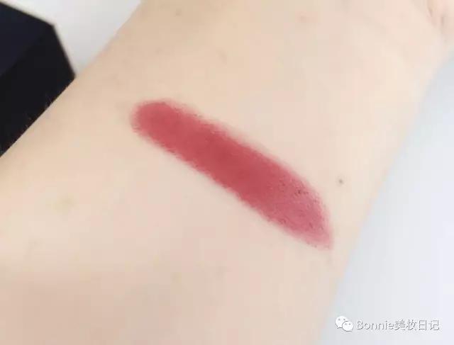 为什么我们种草的口红好看,为了口红铺了10层粉