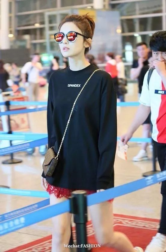 秋款卫衣女装搭配,早秋女装潮牌卫衣搭配什么裤子