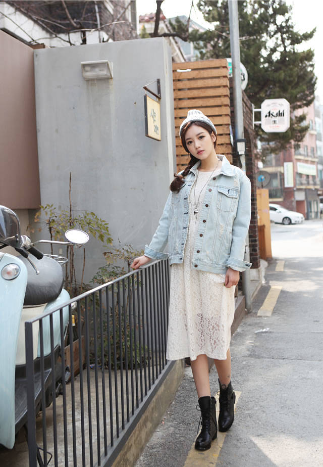 孙允珠露肩牛仔连衣裙,孙允珠破洞毛线衣配湛蓝方格裙