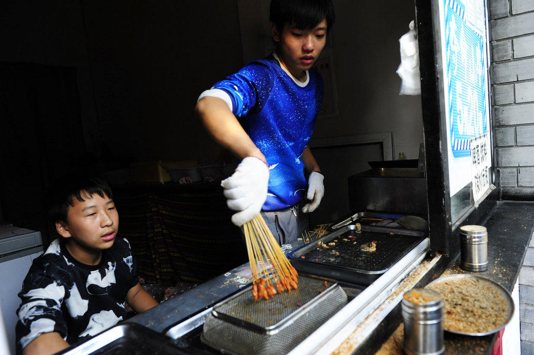 路边炸串1元4串,街头卖5元20串夺命炸串视频