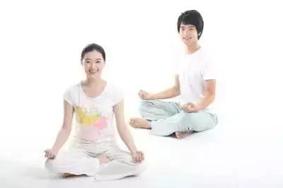 瑜伽课:4个瘦腿妙招,坐着也瘦腿