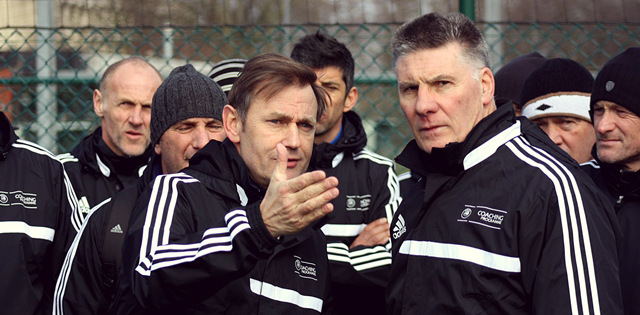 冰岛踢球的人数,冰岛几代人都在国家队踢球