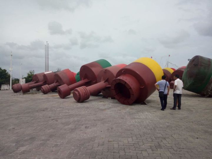 海上的航标是怎么固定的,海上航标生锈