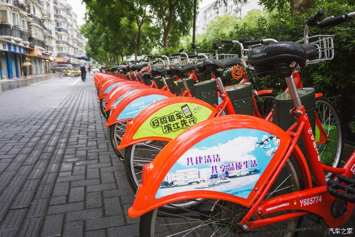 宝马X6，不谈性能如何！自驾遇上大雨还被拍成大片，颜值绝对够！