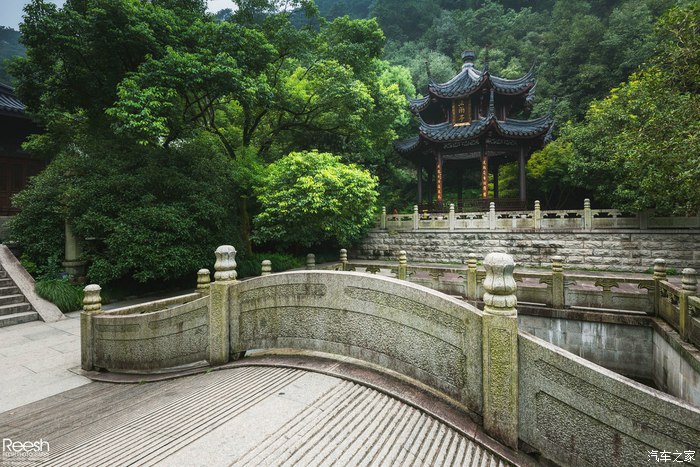 宝马X6，不谈性能如何！自驾遇上大雨还被拍成大片，颜值绝对够！