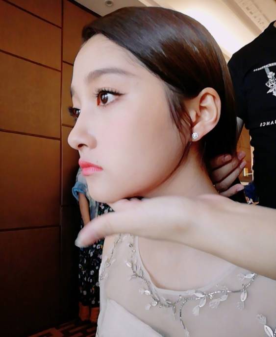 奔跑吧关晓彤和鹿晗迪丽热巴,鹿晗对关晓彤和迪丽热巴不同态度