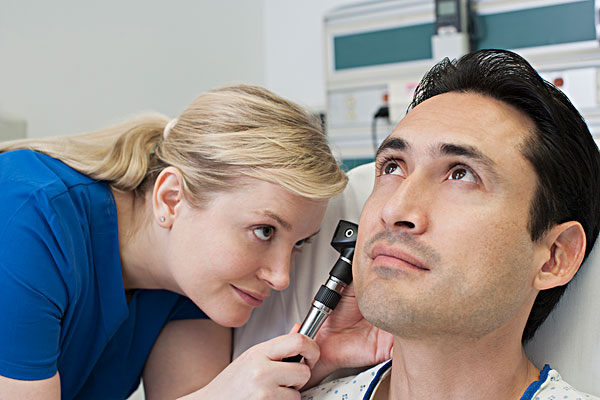 女子采耳感染脚气,女生到采耳店洗脚