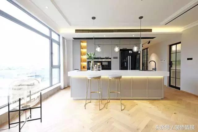 她家竟然有两个衣帽间、两个厨房！