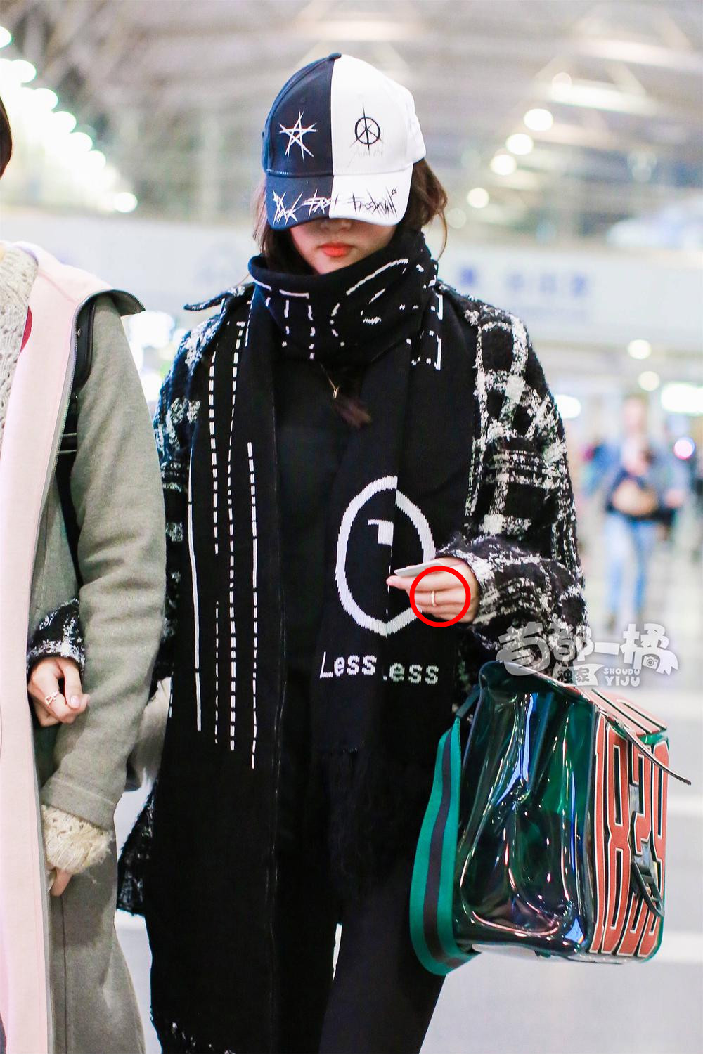 关晓彤香奈儿戒指,关晓彤上海金茂