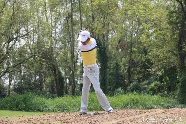 打一个18洞消耗多少卡路里,打一场18洞多少钱