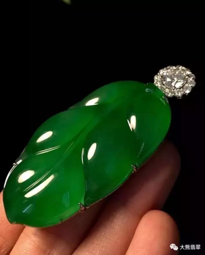 富商拿自己的翡翠来炫耀，朋友拿出了压箱底的宝贝，差点把他吓死