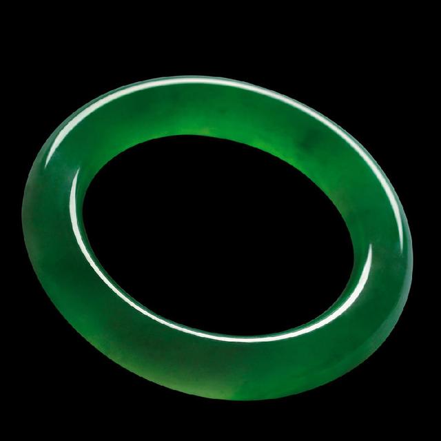 富商拿自己的翡翠来炫耀，朋友拿出了压箱底的宝贝，差点把他吓死