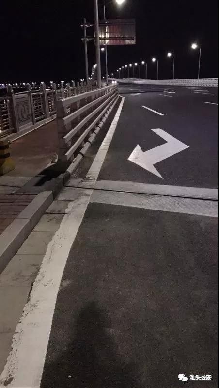 东海岸大道莱芜路口因现场施工维修放置反光锥致一些车辆压线，可撤销处罚