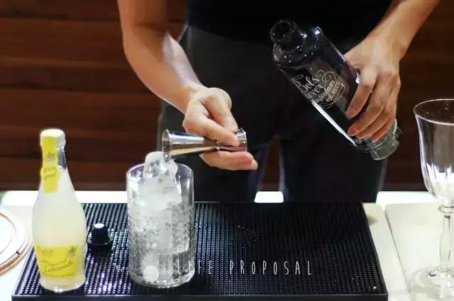 「微微8醺」vol.6|是金酒代表了人,还是人喝出了金酒的优雅?