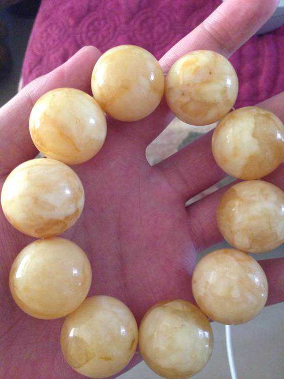 蜜蜡琥珀紫光灯下的反应,用紫光灯鉴别蜜蜡琥珀真假的方法