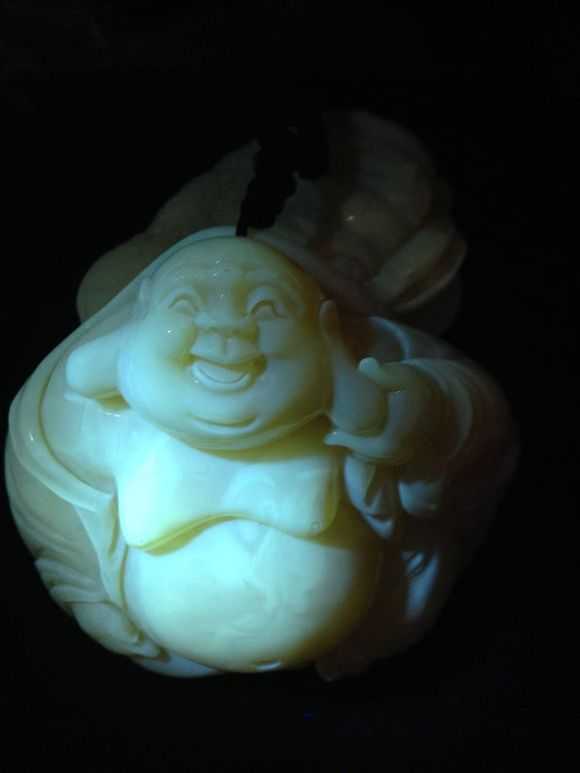 蜜蜡琥珀紫光灯下的反应,用紫光灯鉴别蜜蜡琥珀真假的方法