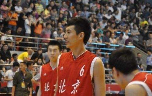 易建联训练扣碎篮板,乔丹易建联扣碎篮板