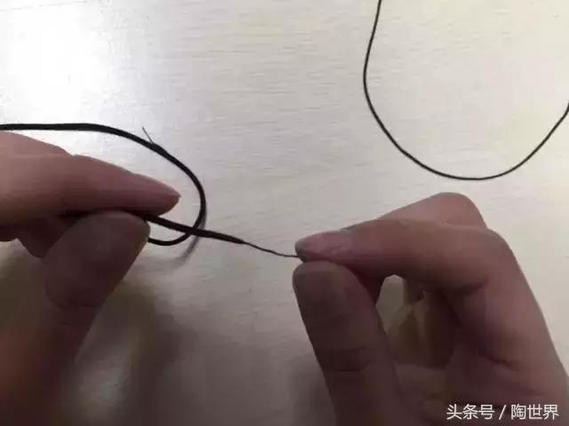 手串没有弹绳断了怎么再串起来,手串盘着突然断了在哪里重新穿