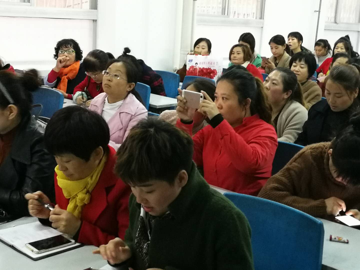 富平县东区小学开展“电子白板来助力课堂教学更精彩”交互式电子白板使用培训