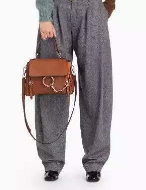 刘雯背的新款包是什么品牌,刘雯背过的一款蔻驰的包包