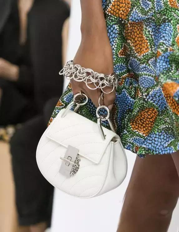 刘雯唐嫣同款小猪包,刘雯唐嫣最新消息