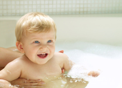 给小宝宝洗澡牢记三不洗两不要,给一个月的小宝宝洗澡技巧