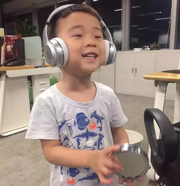 老板支持员工带小孩上班,员工带孩子上班老板帮忙带娃