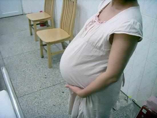 97年，怀孕42周，毫无生产迹象，医生检查后痛批没脑子！