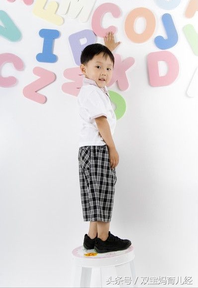 男孩的英文名简单好听又帅气 (简单大气男孩英文名)