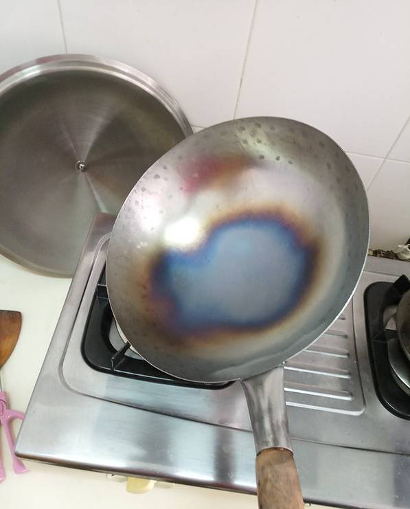 炒菜旧铁锅开锅方法,不粘锅的正确开锅方法家用铁锅