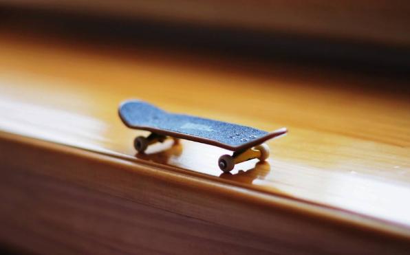 手指滑板怎么跳跃,手指滑板的跳跃该怎么做