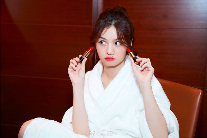 羡慕吴昕一下子就收到了100多支MAC*弹子**头