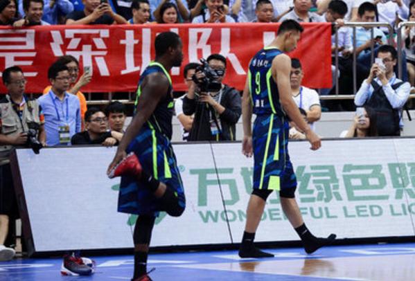 易建联扔鞋事件是哪一年,易建联丢李宁鞋事件