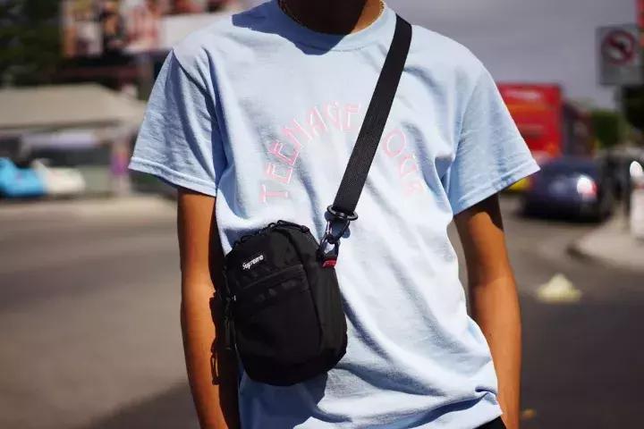 可能你手上的Supreme正是来自美国10几岁排队*党**！