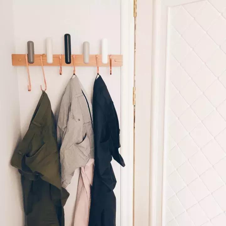 椅子上总堆满衣服,家里坐的椅子总是黏黏的怎么办