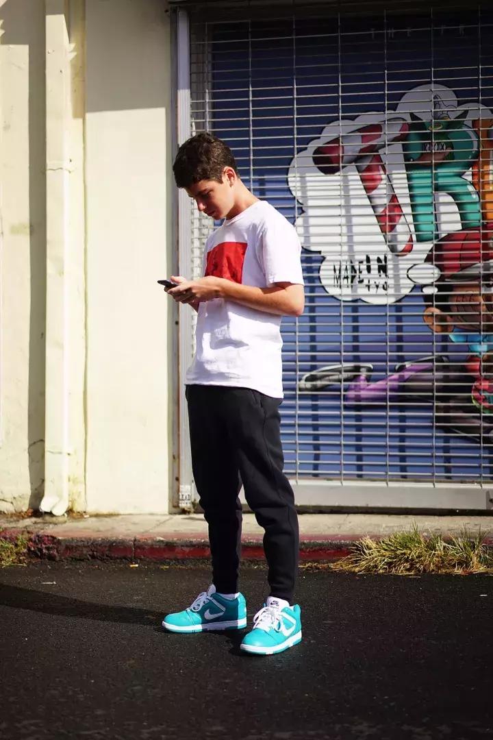 可能你手上的Supreme正是来自美国10几岁排队*党**!