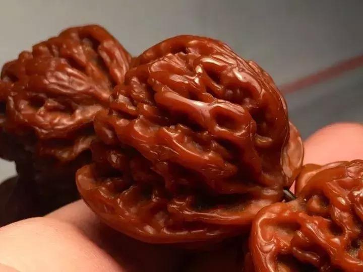 怎么挑选一串极品野生小核桃手串,野生核桃和普通核桃手串