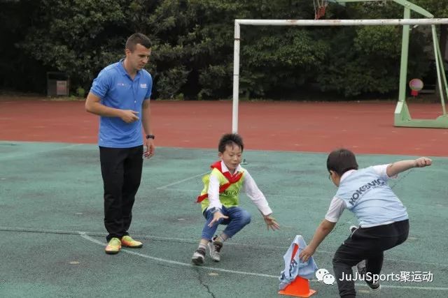 球员选材、训练、比赛等方面，各个年龄段强调的是什么？