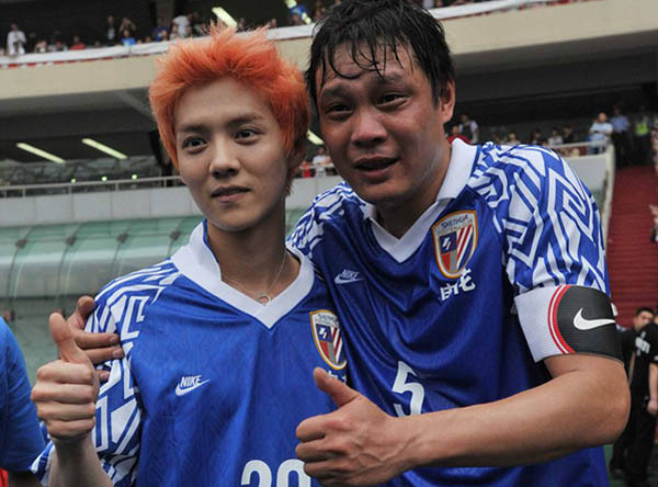 易烊千玺在中戏操场视频,易烊千玺帅气登上舞台