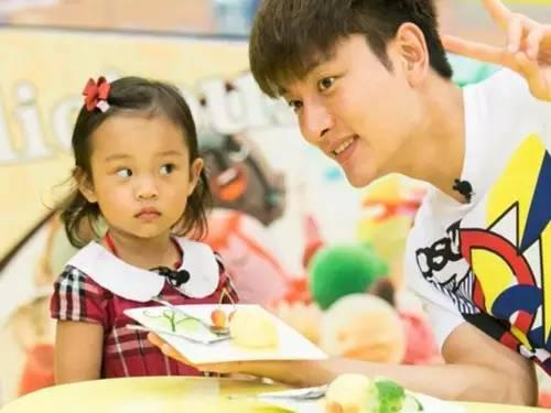 甜馨长得越来越像妈妈李小璐了,甜馨衣服比李小璐还有气质