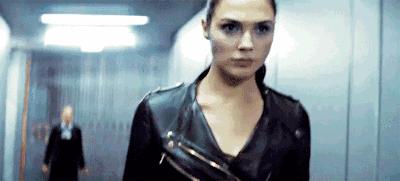 抢尽超人和蝙蝠侠风头的那个女人，到底是怎么样神奇的存在？