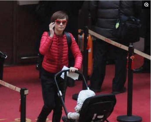 张馨予披白纱服饰,张馨予穿亮黄外套亮相