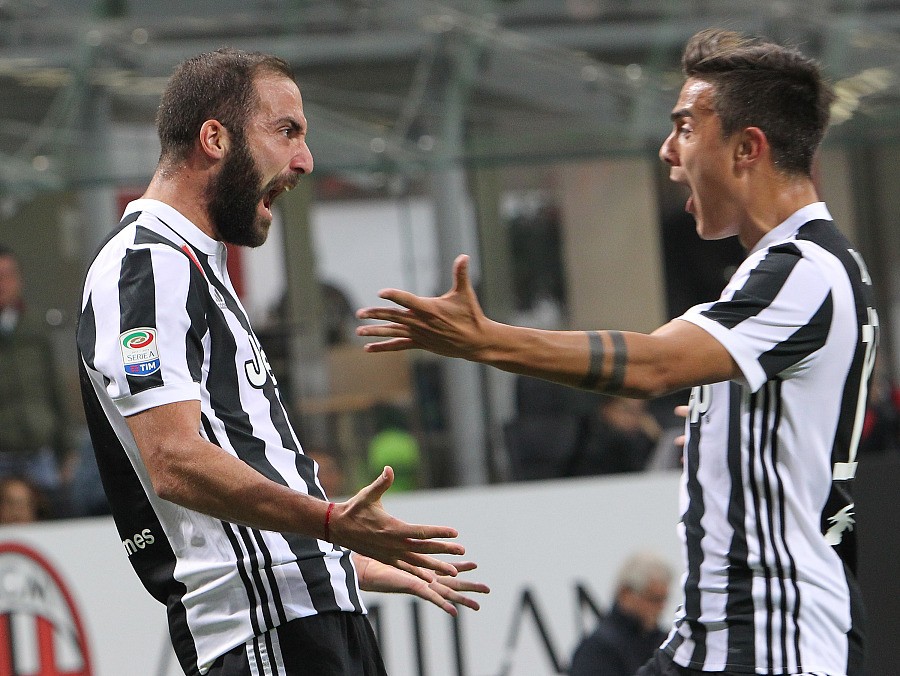 尤文客场2-0米兰，伊瓜因双响制胜，个人意甲进球数破百