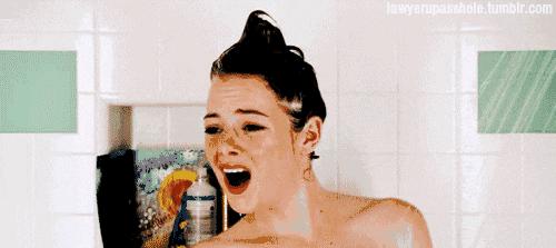 这个中年大叔开会擦指甲油，在家涂口红，还靠此成为亿万富翁