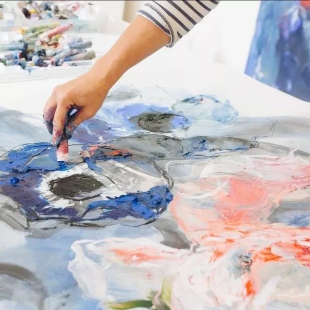 绝不瑟缩于人生的安全角落，只做自由炽烈的花朵