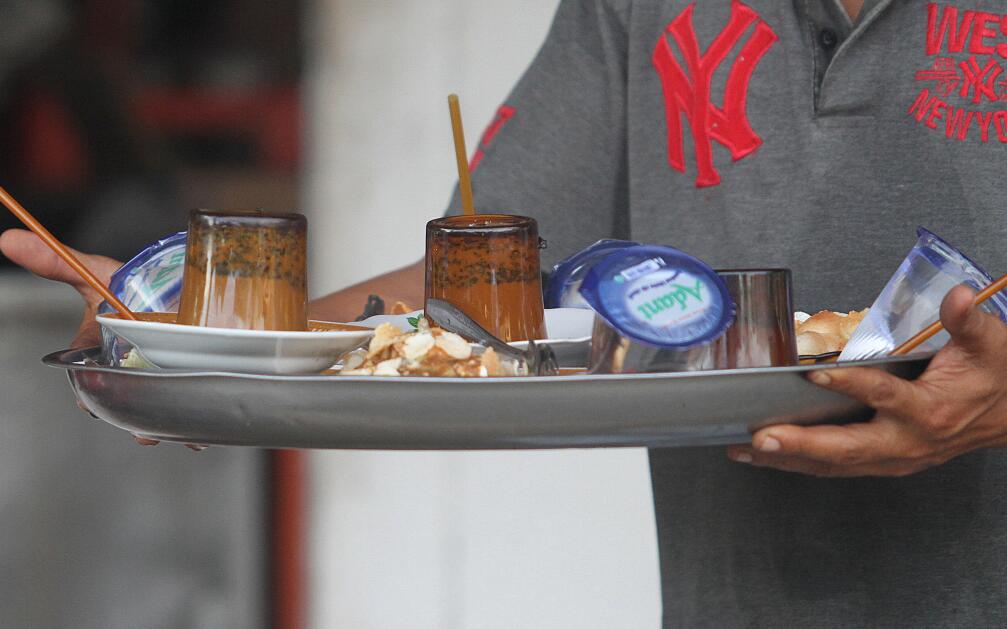 杯子倒扣印尼这家咖啡馆用吸管喝盘子里的咖啡