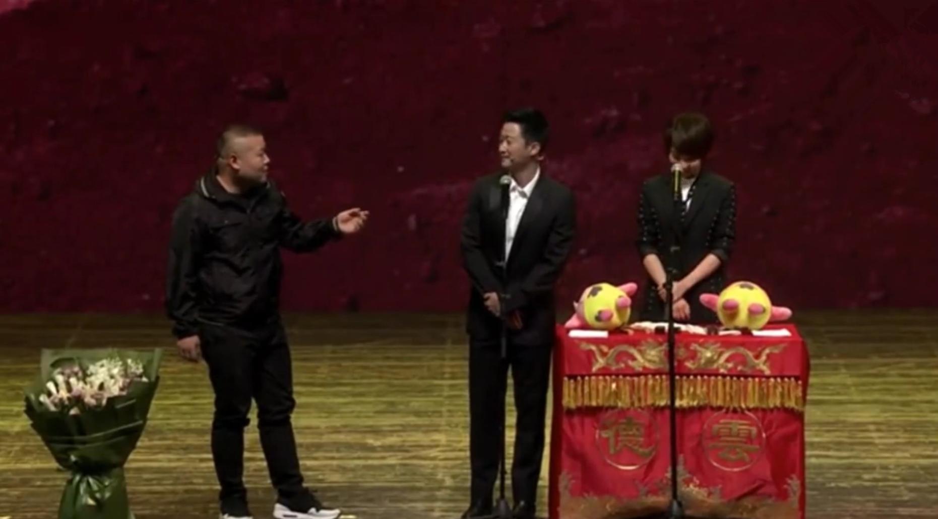 岳云鹏冲着吴京喊：你占得了谁便宜？吴京回答：你*活口**好