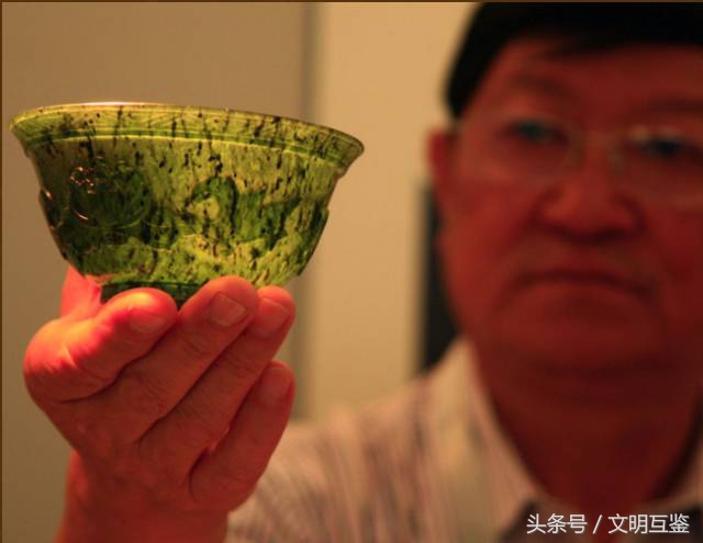 大爷36道工序打磨50年夜光杯，最薄处仅1毫米，用它喝酒千杯不醉