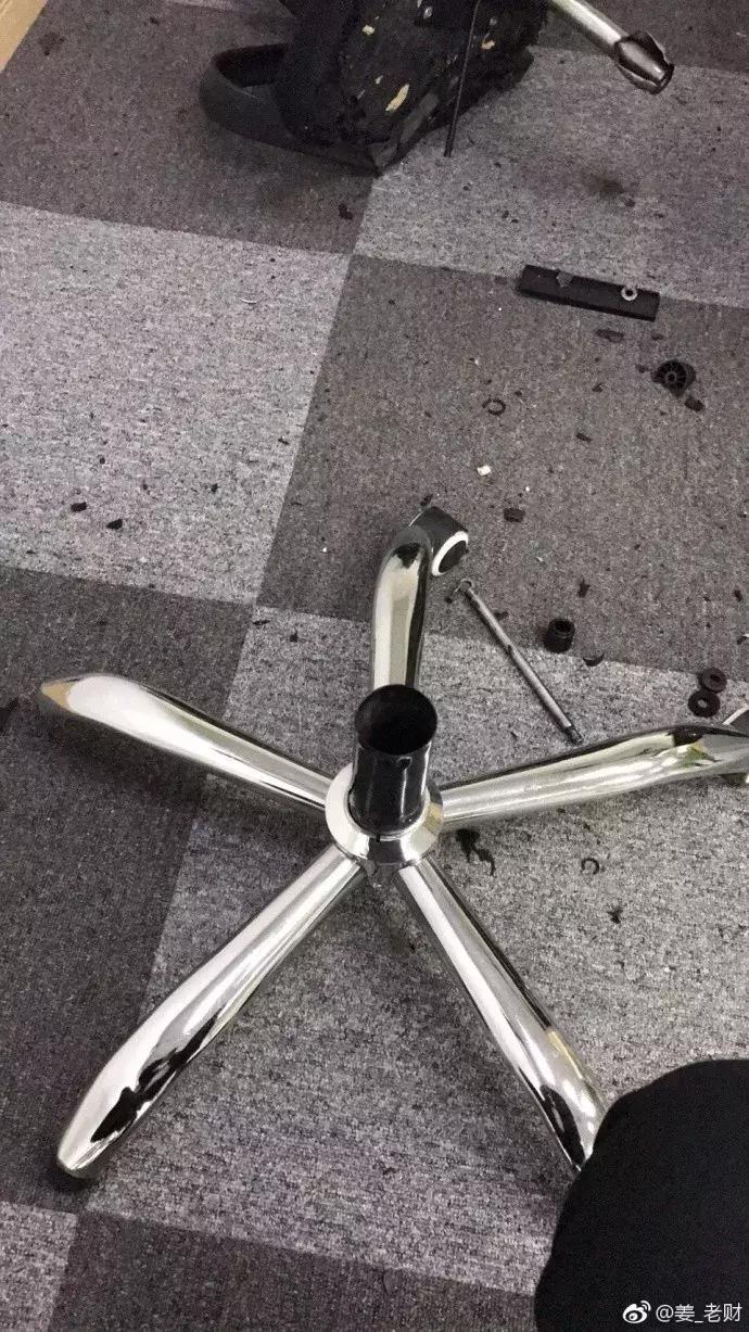 上个厕所时刻，作业座椅俄然爆了……一片狼藉